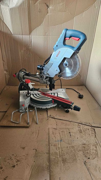 Ukośnica z posuwem Bosch GCM 800SJ 216mm 1400W