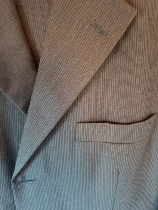 Fato cinzento da marca Milano