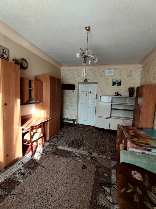 Велика кімната в гуртожитку зі своєю кухнею