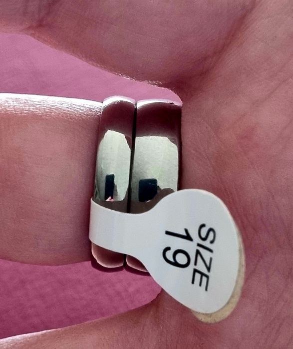 Conjunto de 2 anéis/alianças prateados (1 solitário), em aço, T19.