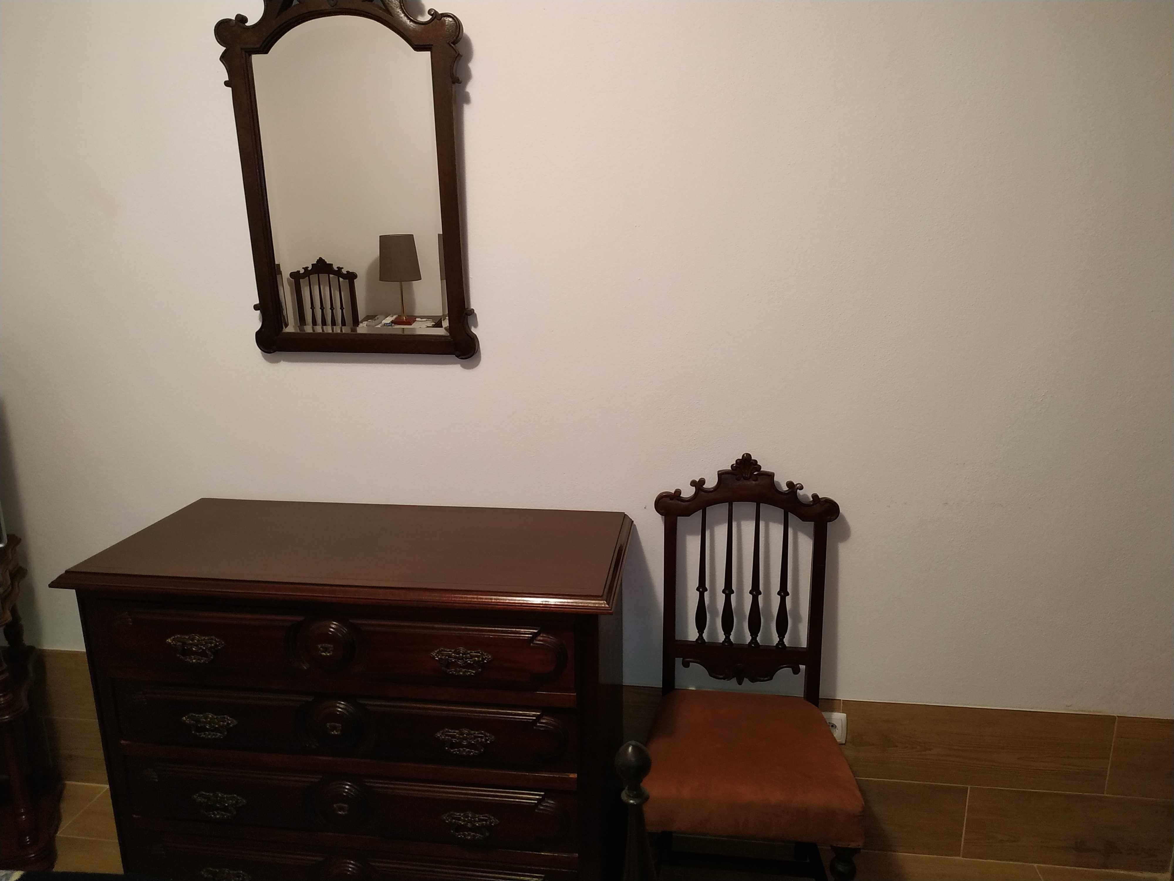Cama, mesa cabeceira, cómoda, cadeiras, espelho, estilo antigo