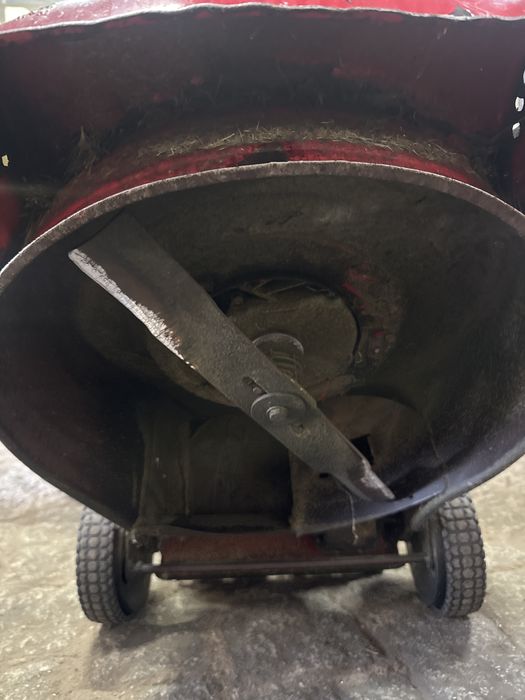 Kosiarka uszkodzona na części