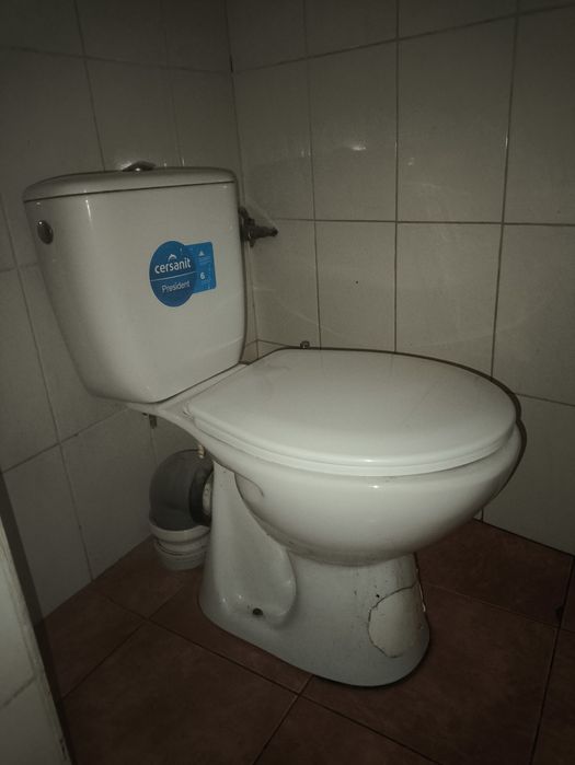 Унітаз з гфорою і системою