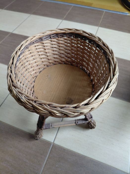Wiklinowy kwietnik na jedna doniczke