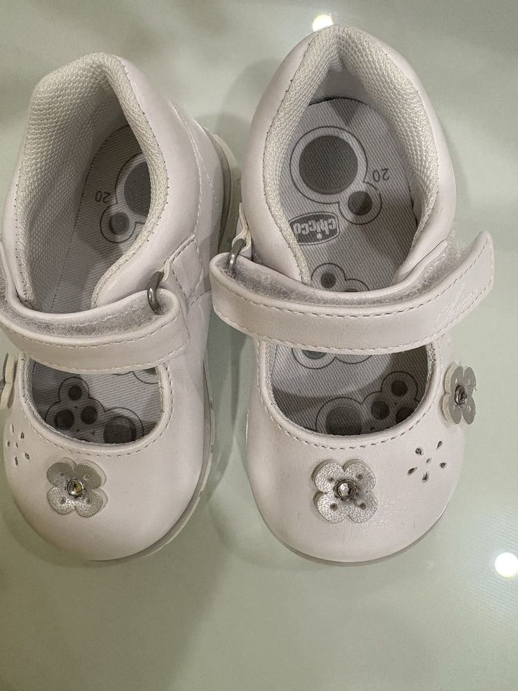 Sapatos menina chicco nunca usadas