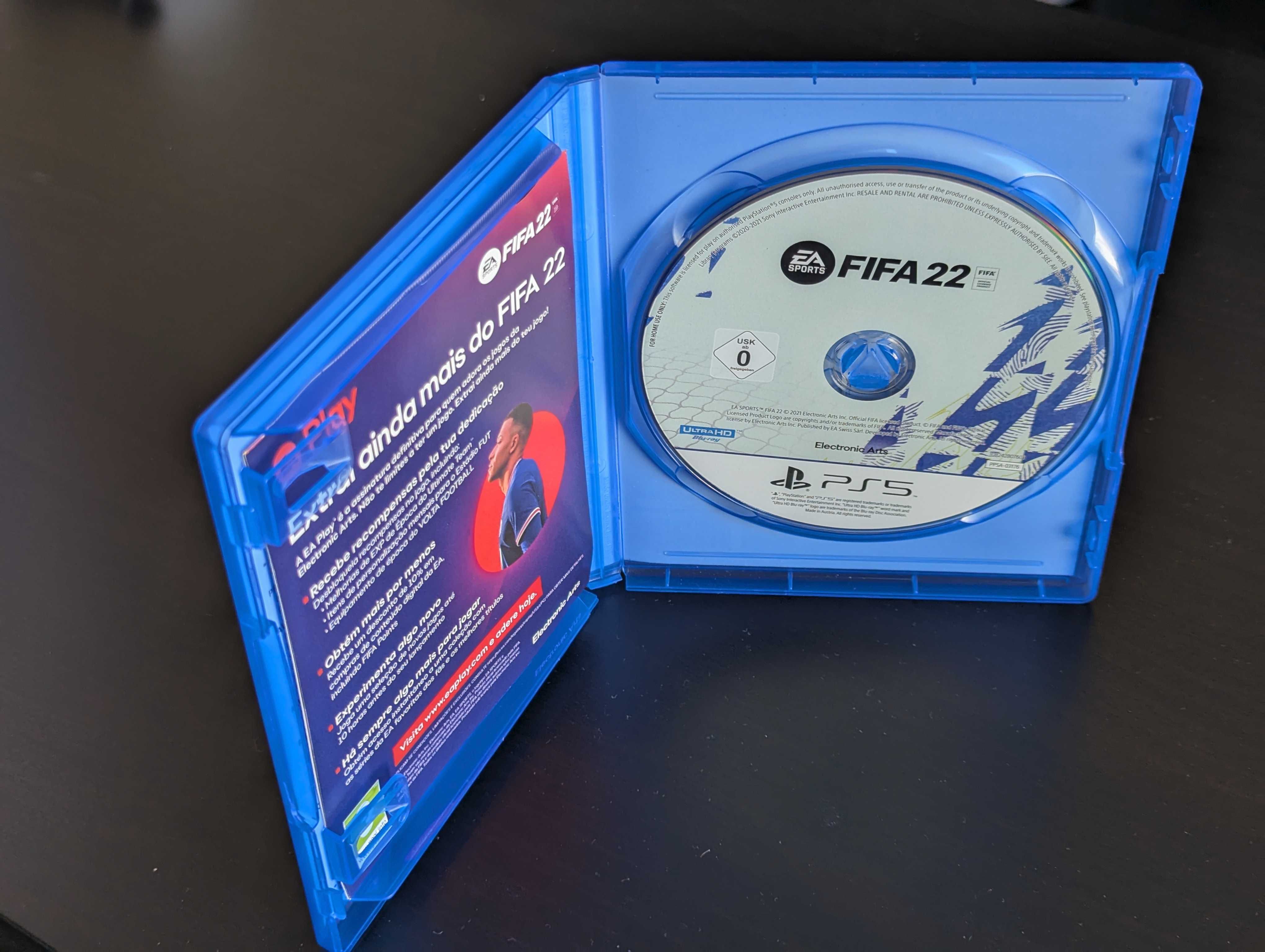 PlayStation 5 825GB (edição disco) com caixa, dois comandos e FIFA 22
