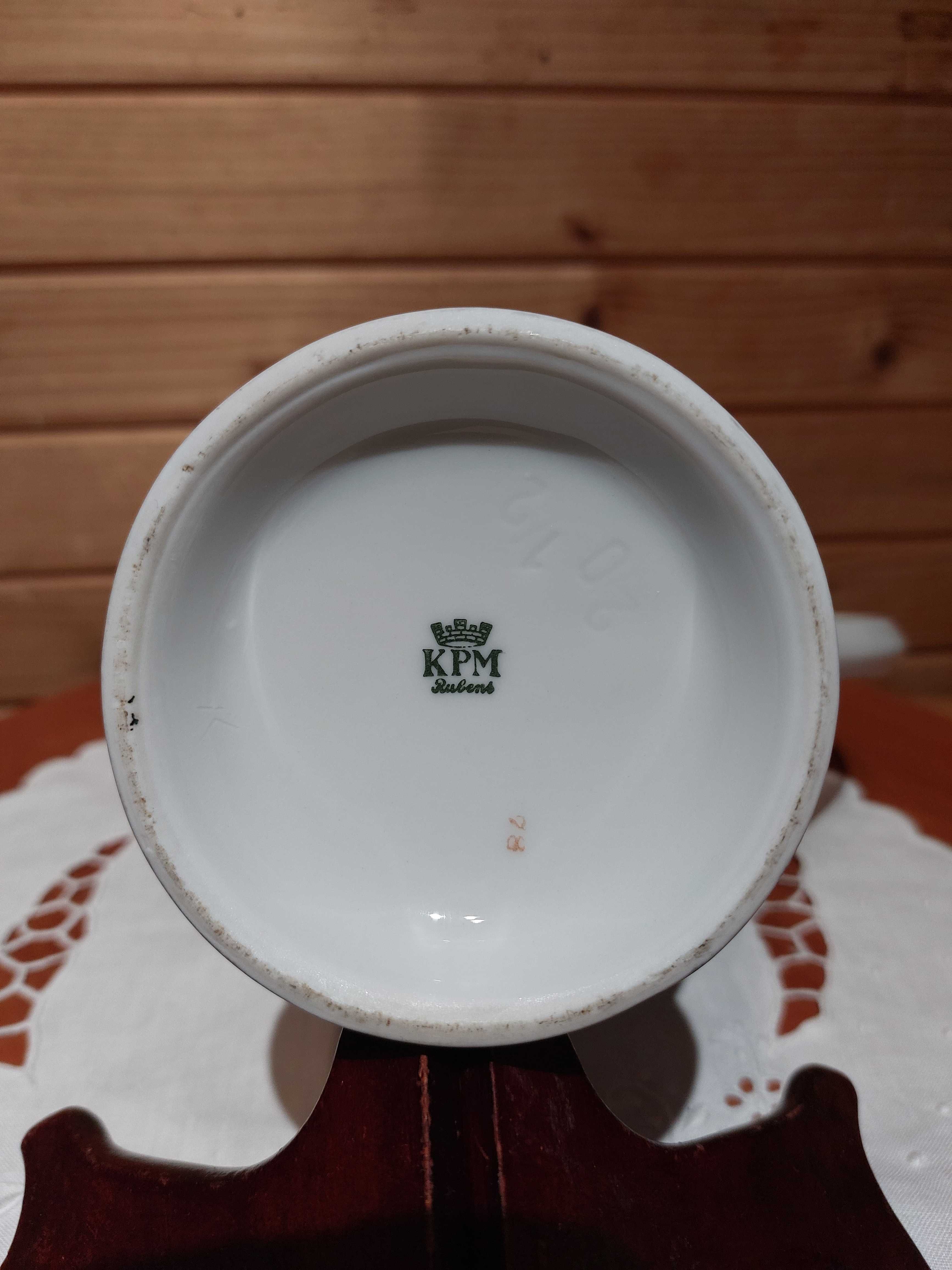 Porcelanowy sygnowany dzbanek do herbaty