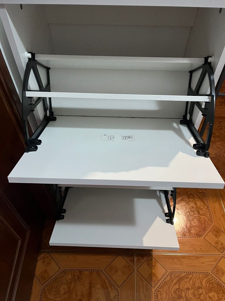 Alugo quarto a menina estudante