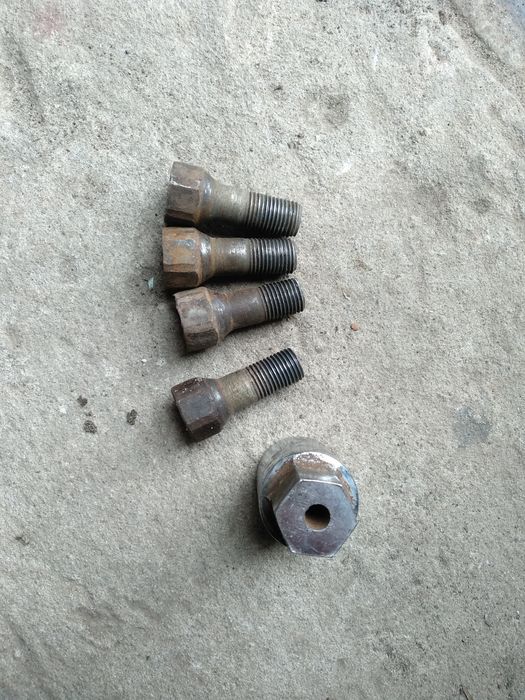 Болти секретки для коліс