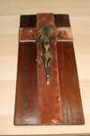 Crucifixo Latão base em Veludo