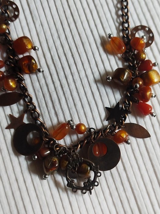 Colar em metal e pedras.