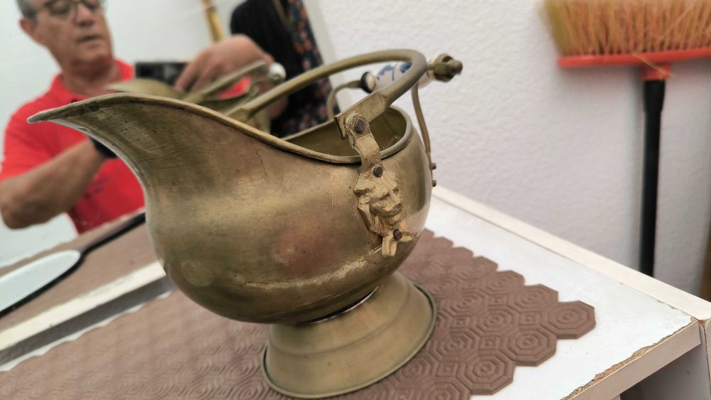 Peça em cobre amarelo com pormenores em porcelana