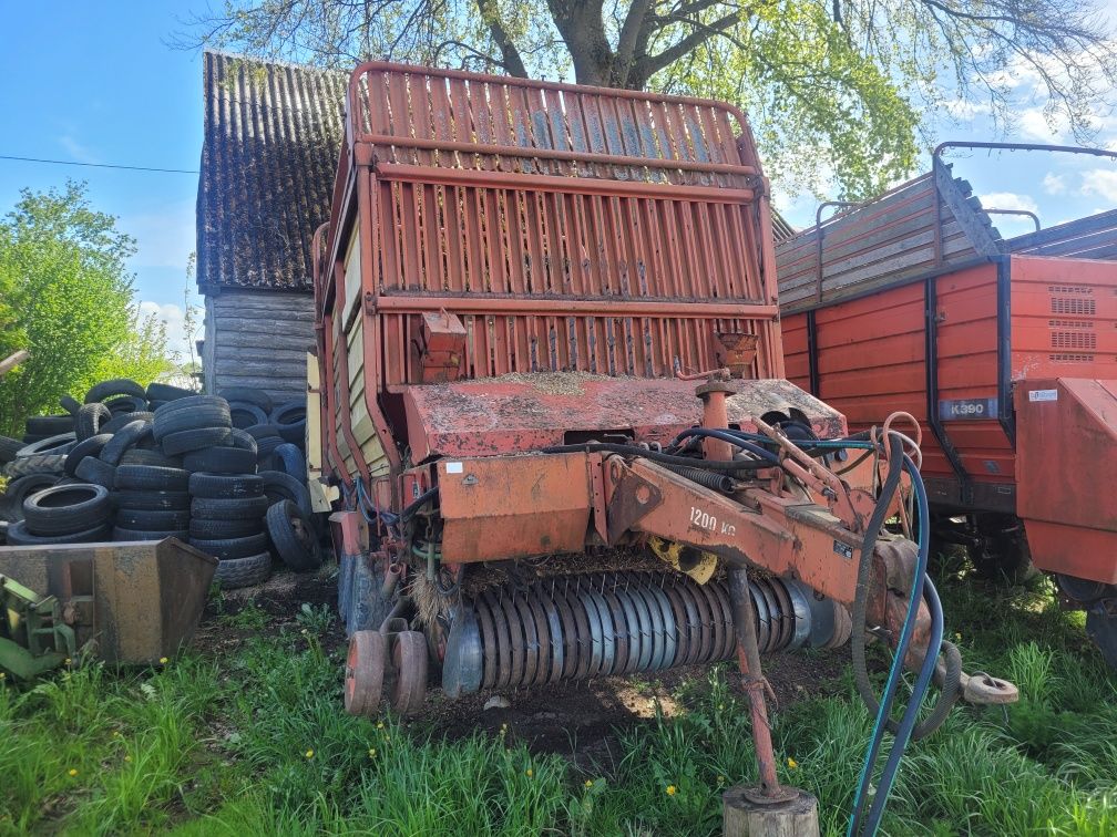 Przyczepy samozbierajace ,objętościowe.  Krone i deutz fahr