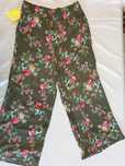Calcas fluidas Stradivarius padrão floral (L)