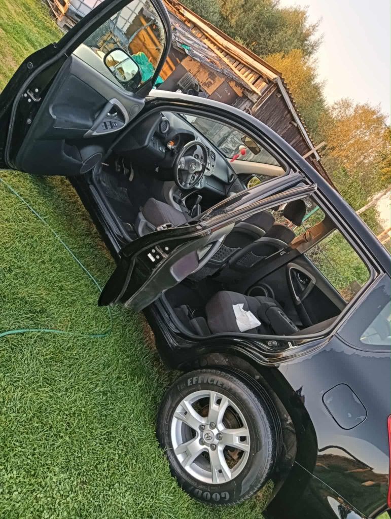 Sprzedam Toyotę RAV-4.   CZYTAJ OPIS