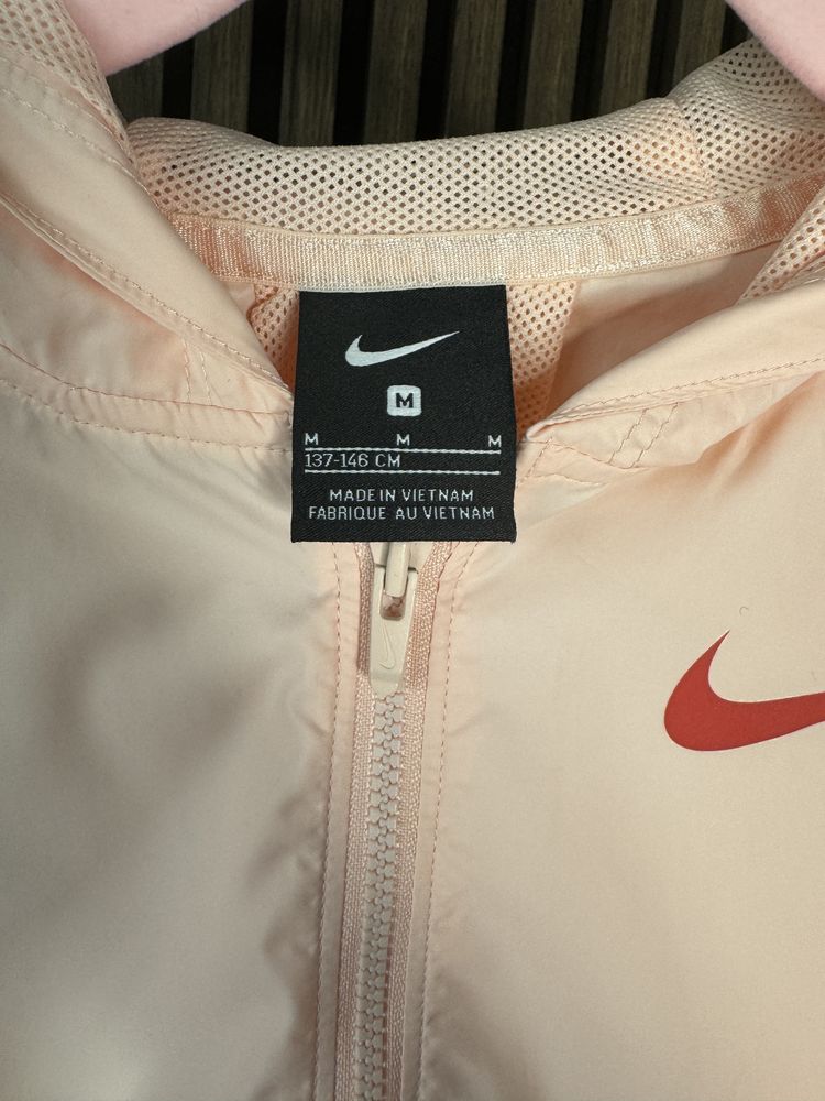 Lekka kurtka wiatrówka nike 134