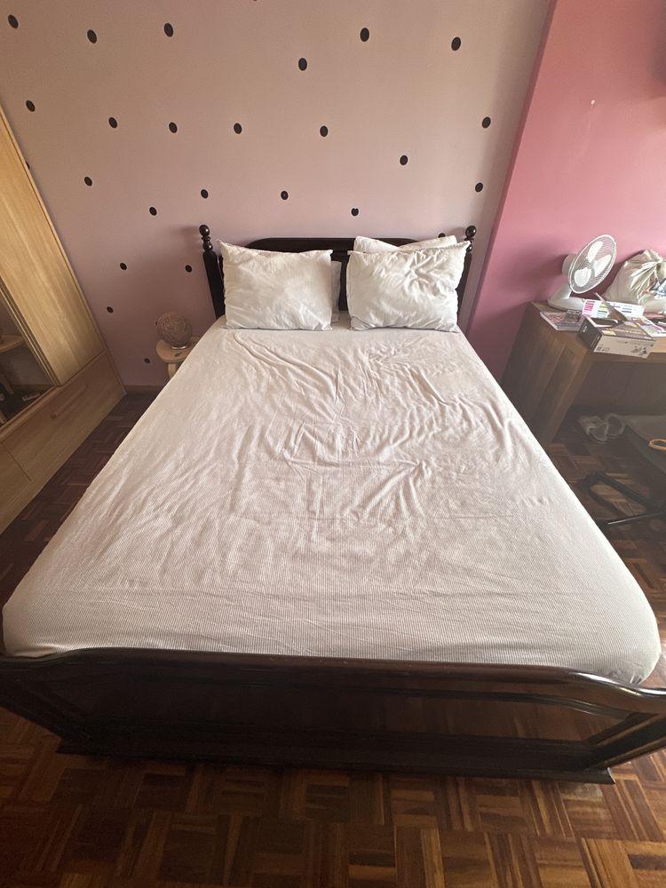 Cama de casal de madeira