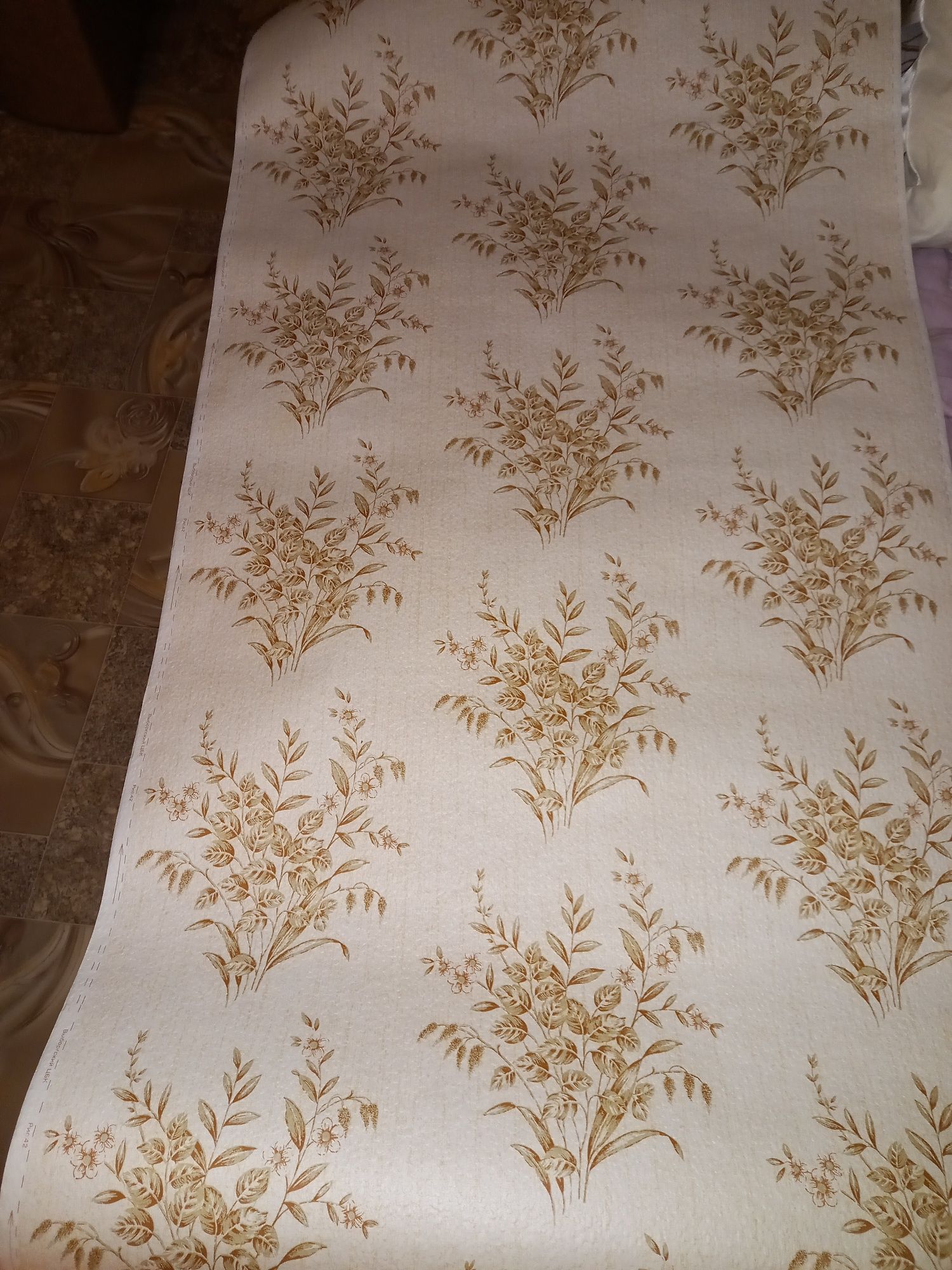 Продаются обои бумажные. 100 грн рулон.