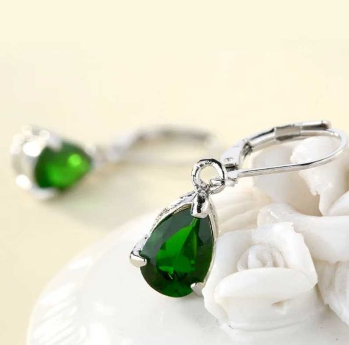 Brincos prateados com zircônia CZ verde esmeralda