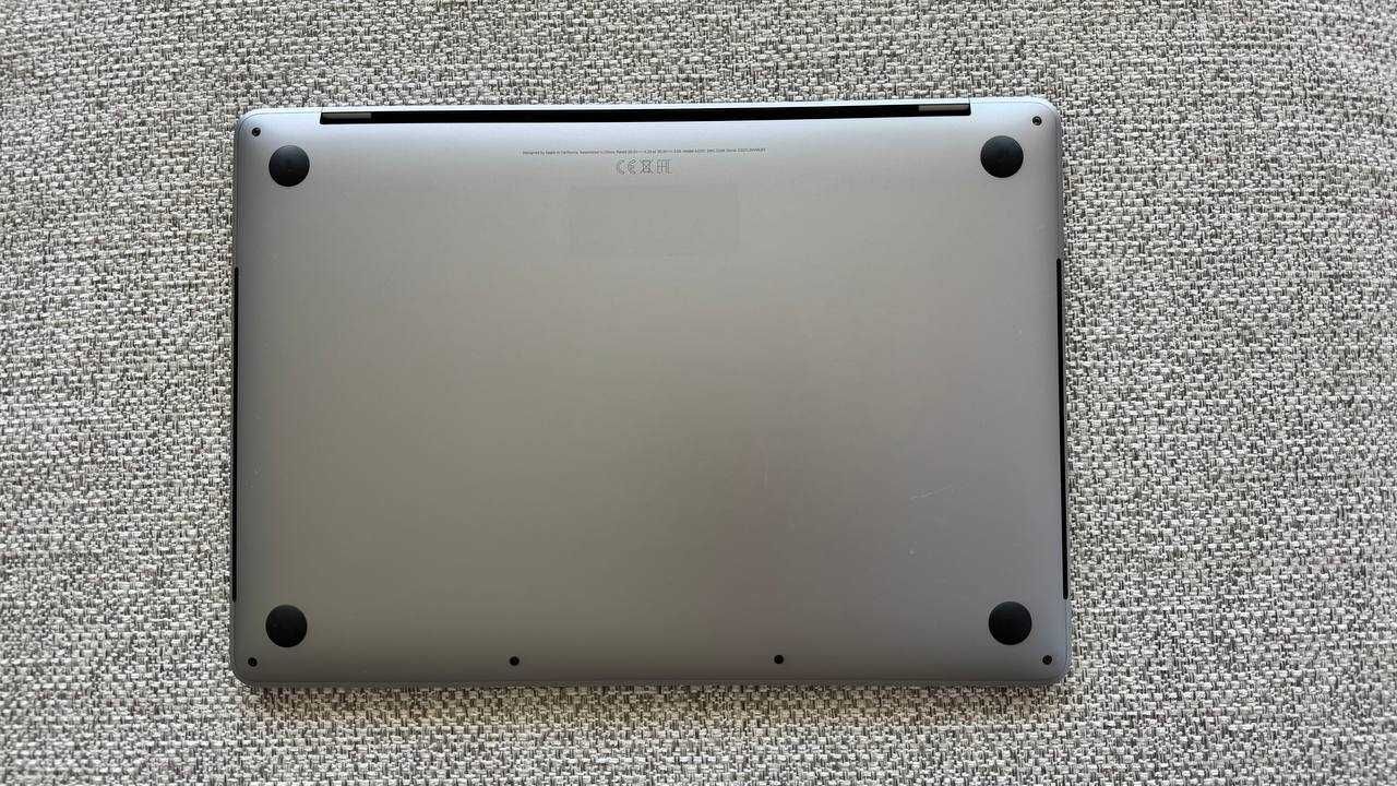 MacBook Pro 13" (2020, i7 / 32GB / 512GB) - Teclado EN + Cirílico