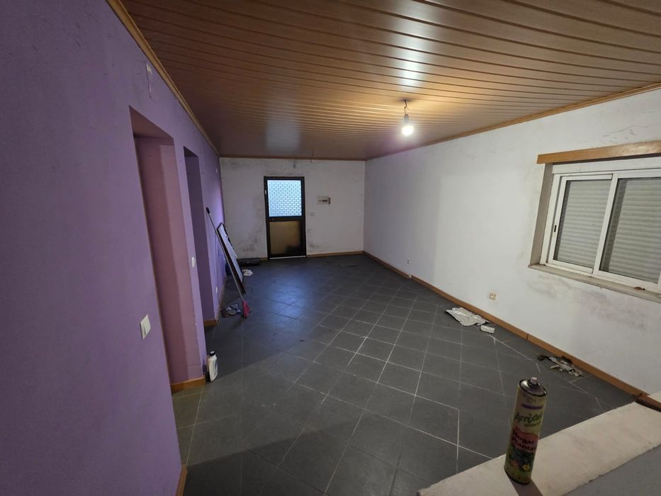 Vende se casa a precisar de obras