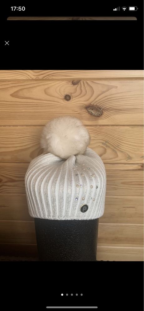 Стильная шапка с натуральным бубоном из ламы