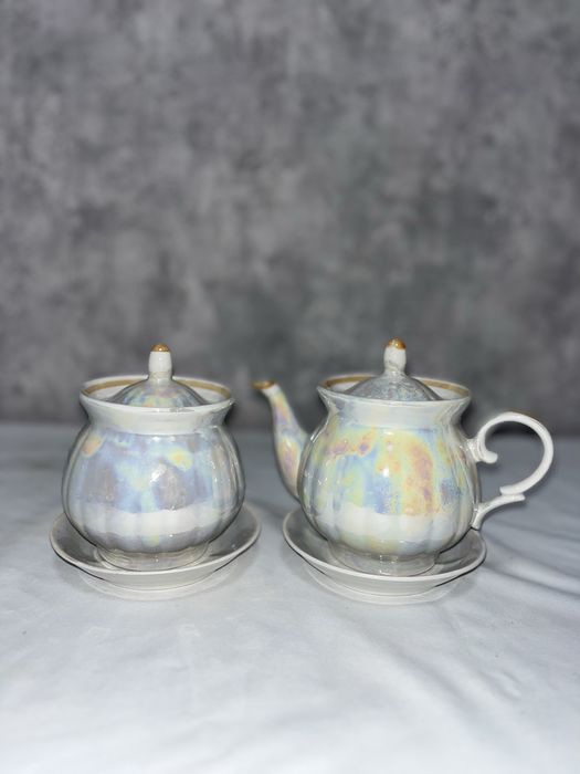 Вінтажна цукорниця та чайник з блюдцями