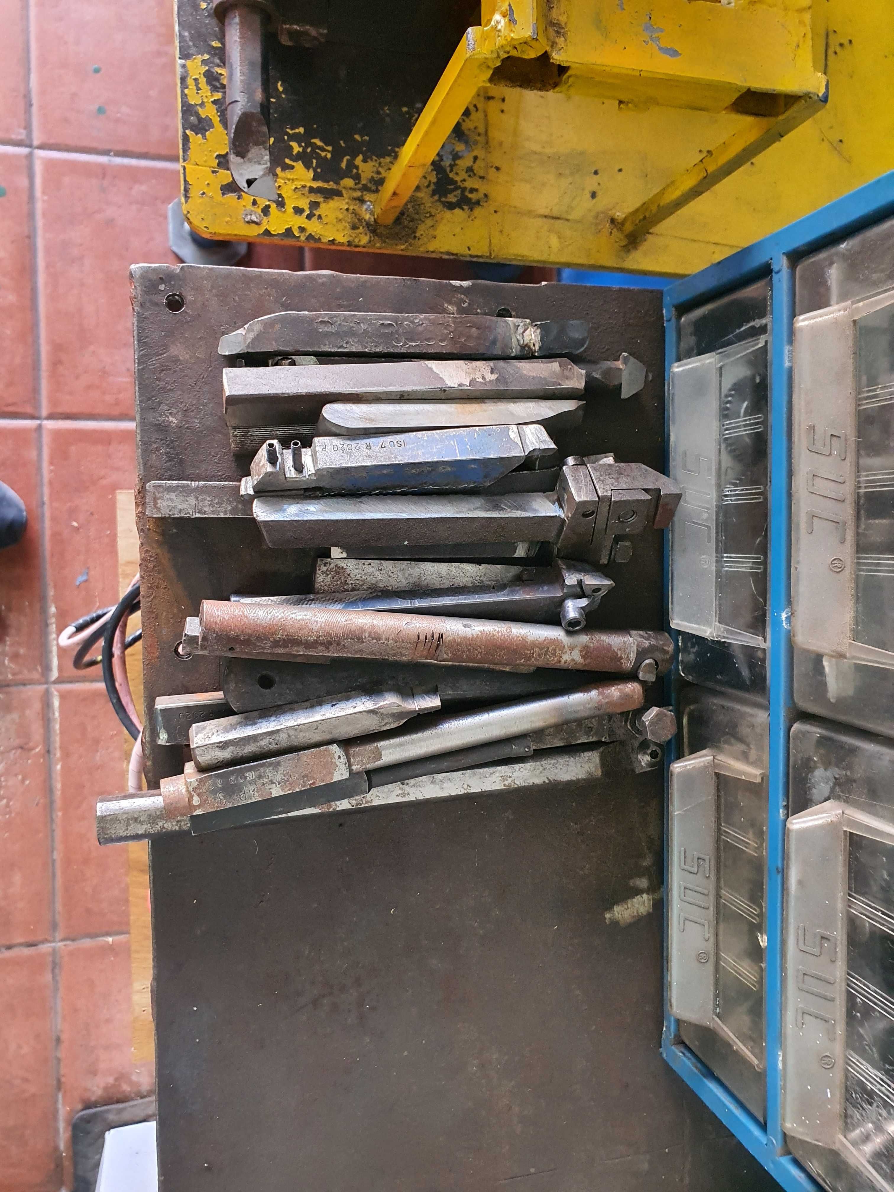 Torno mecânico trifásico/mono, com acessórios.