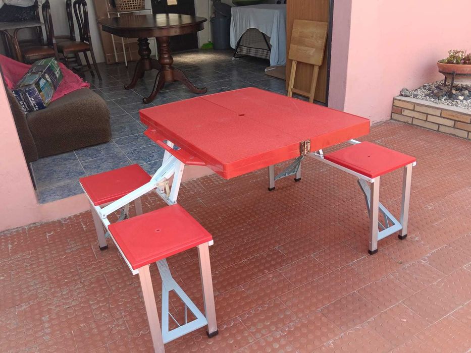 Mesa e cadeiras de campismo dobráveis
