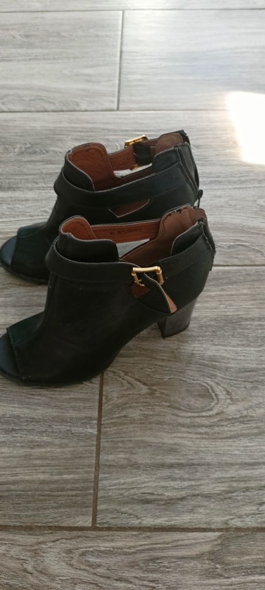 R40 botki na obcasie
