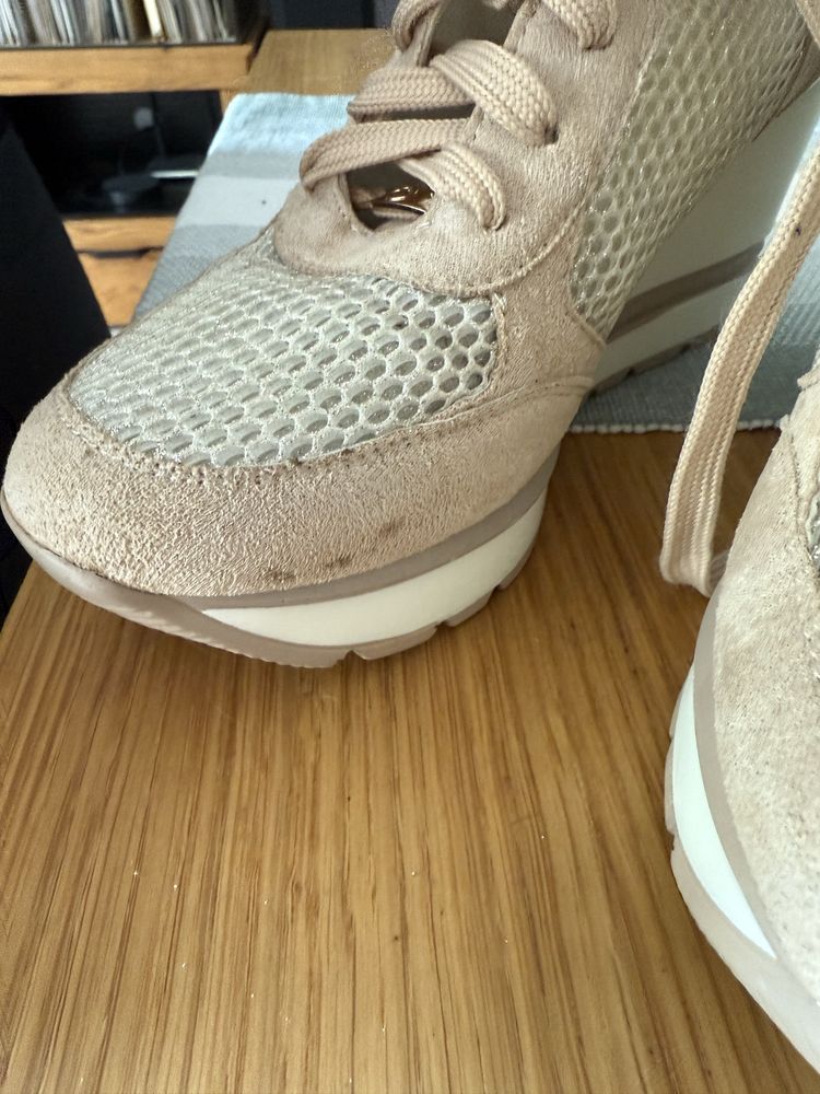 Adidasy na koturnie