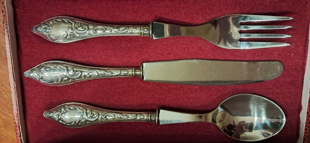 Conjunto de 3 talheres em prata e inox com estojo, nunca utilizados
