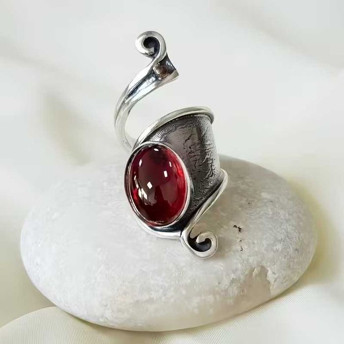 Кольцо с красным камнем