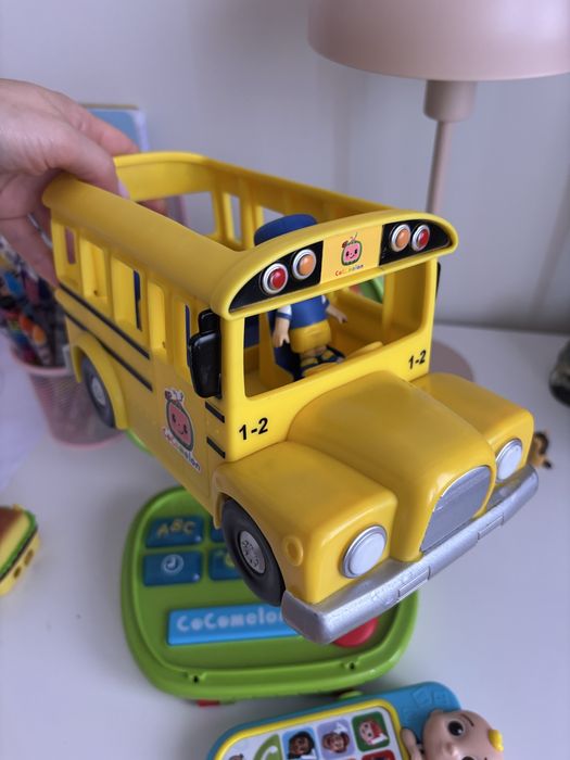 Cocomelon автобус, ноутбук, телефон