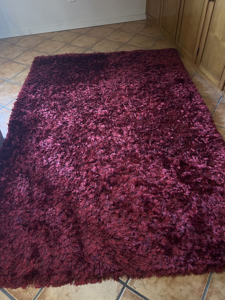 Carpete vermelho escuro com fios pretos