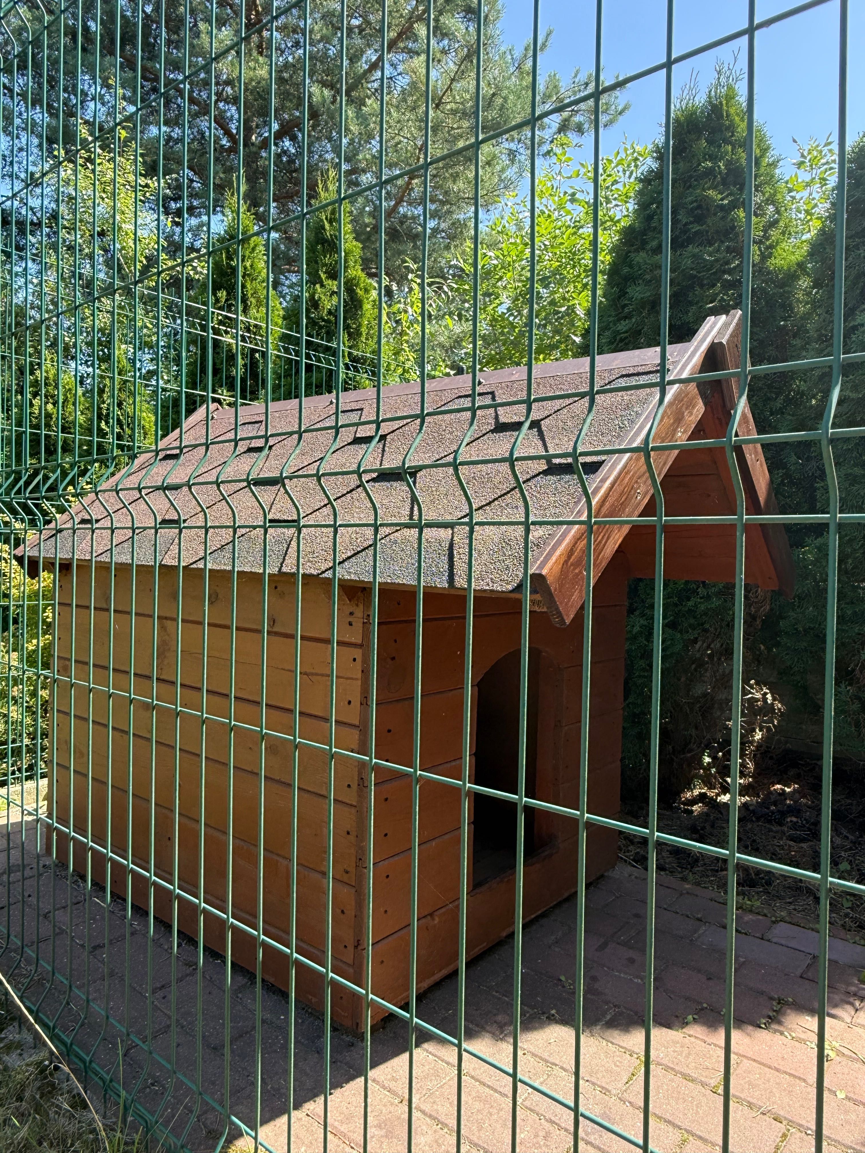 Buda z kurtyną dla dużego psa