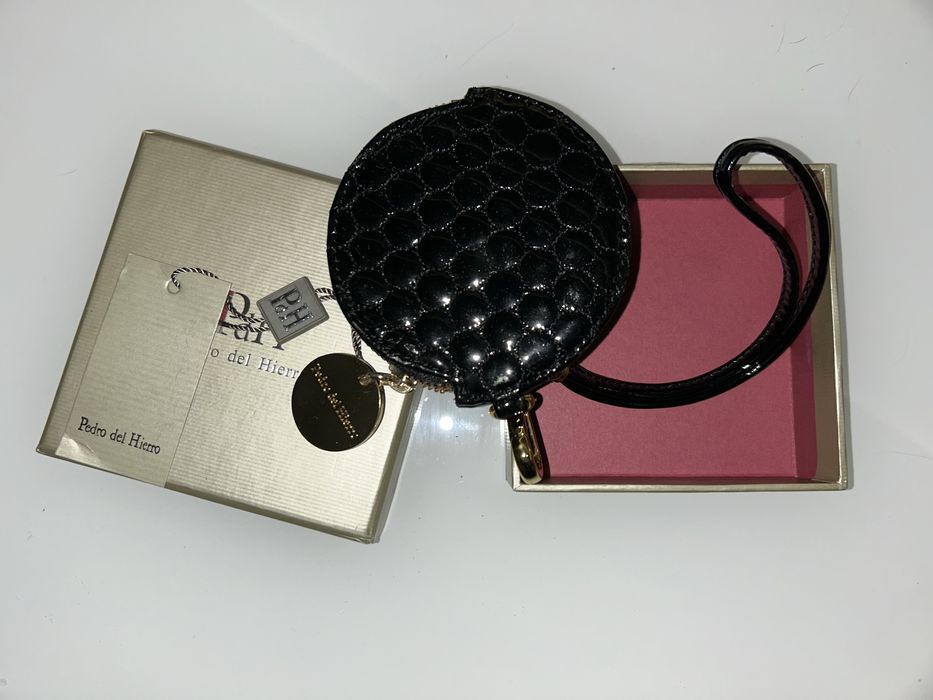 Pedro del Hierro porta moedaa