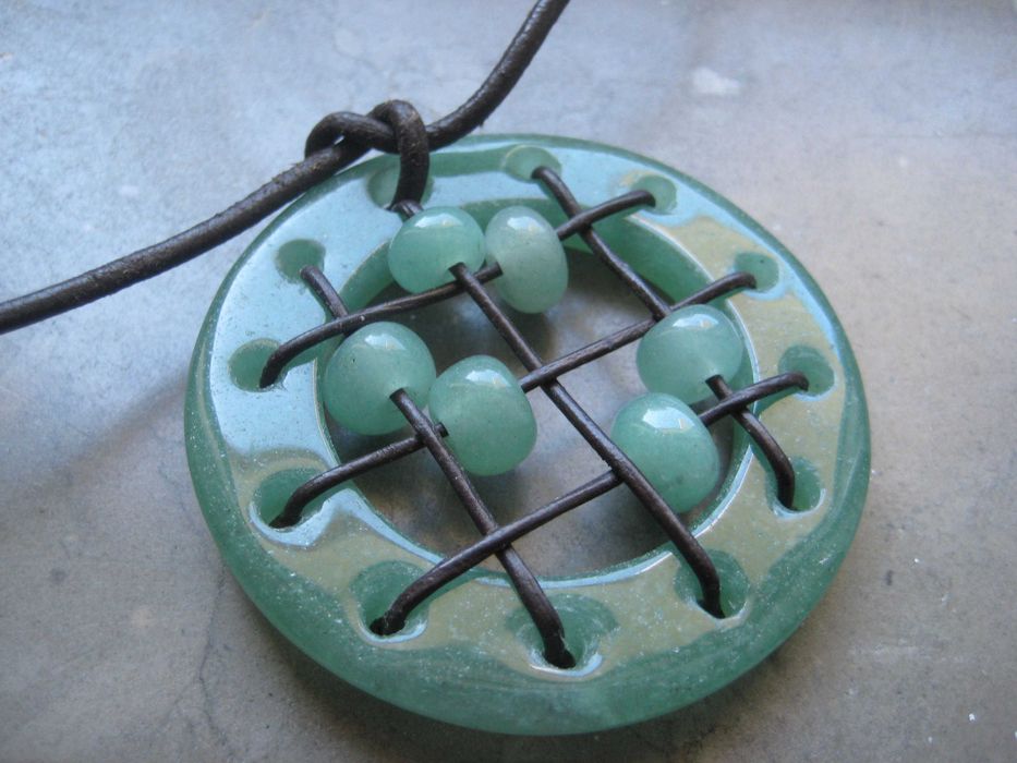 Colar couro c/fecho prata+pendente pedra semipreciosa verde(NOVO)
