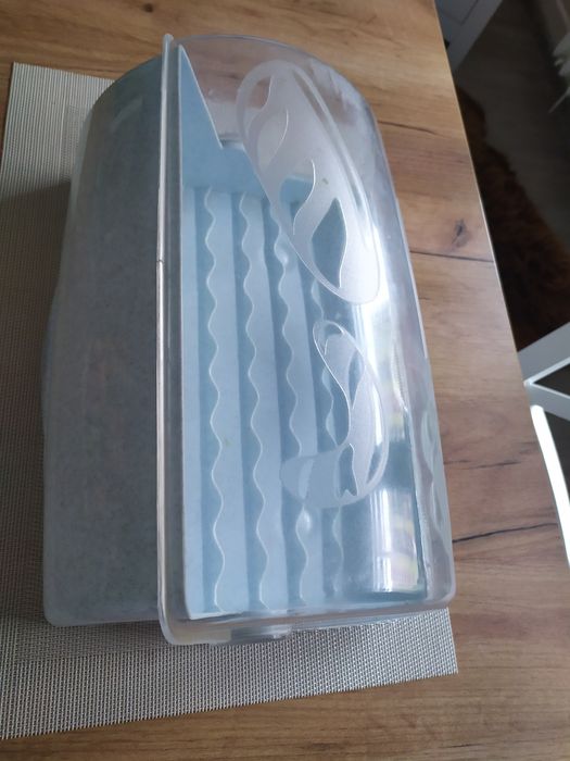 Chlebak - pojemnik na pieczywo.