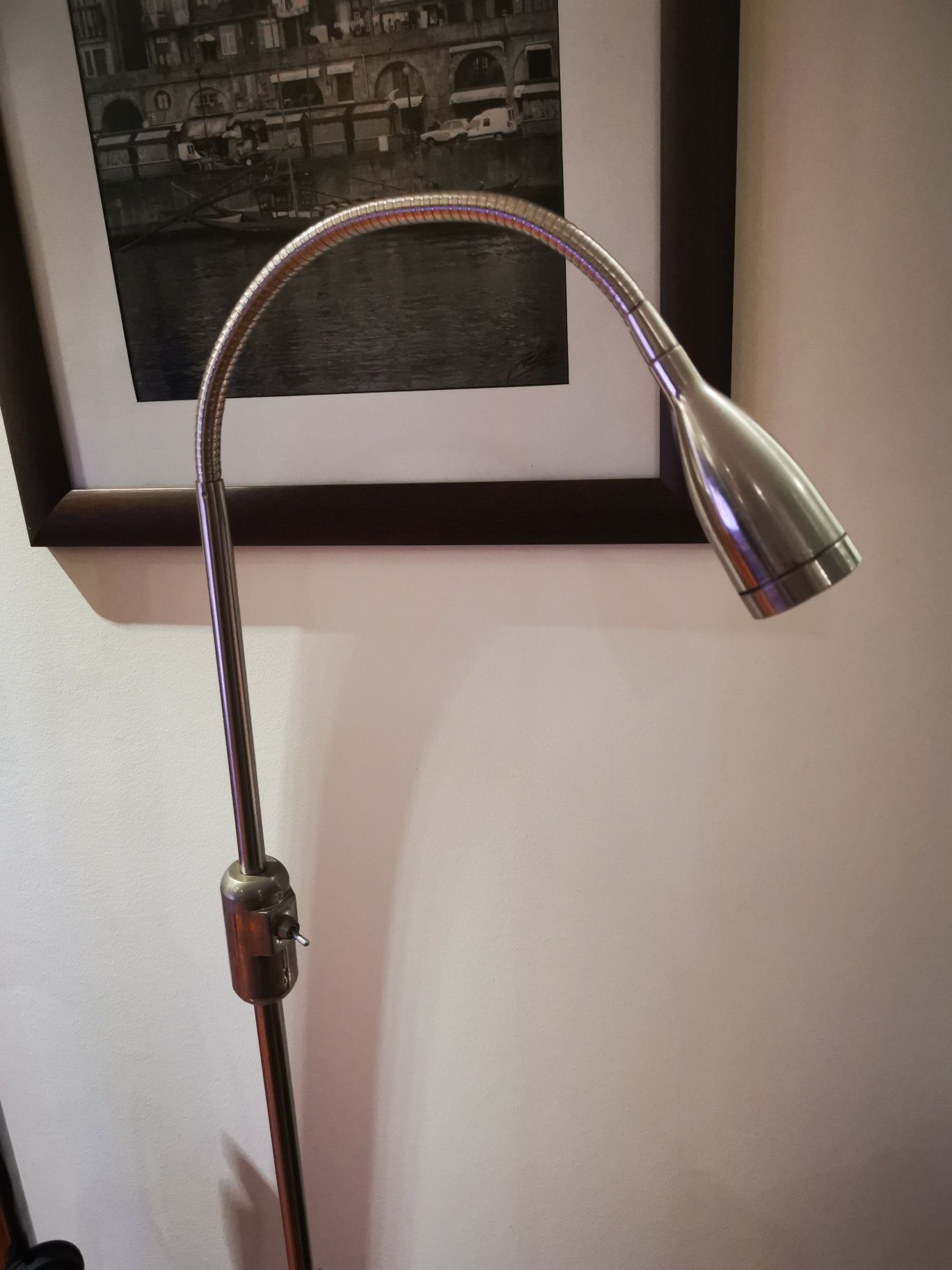 Candeeiro de pé de escritório ou sala leitura led em inox