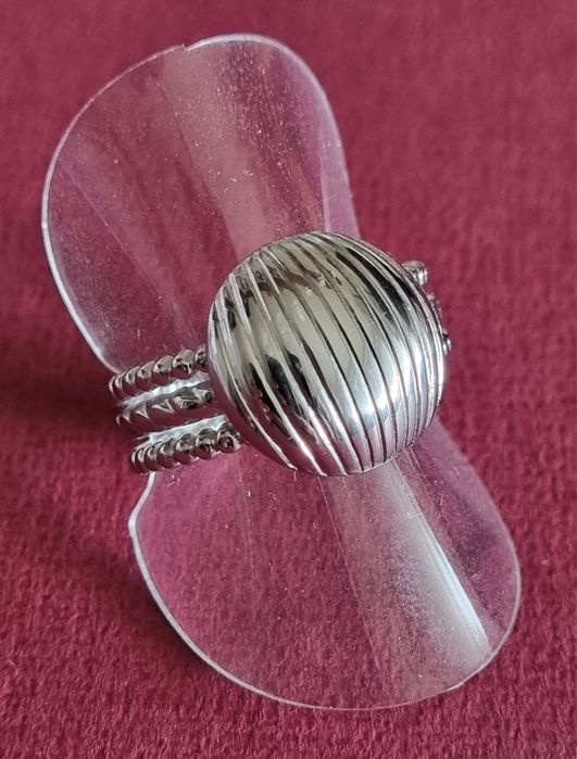 Anel prateado, em aço, com meia bola riscada. Ajustável