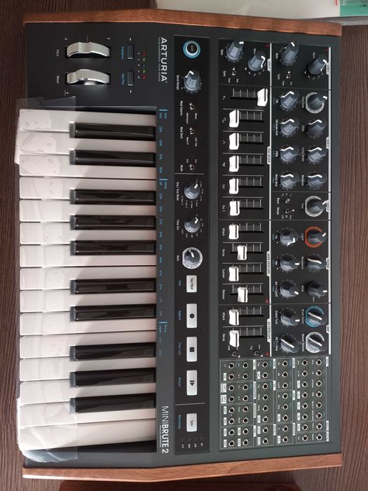 Синтезатор Arturia Minibrute 2