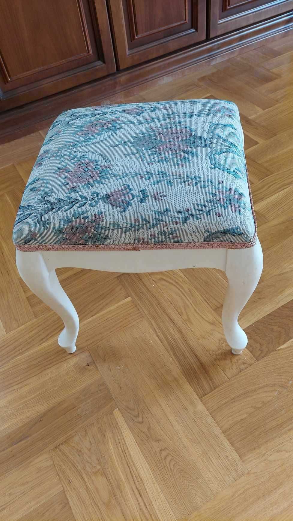 Biały taboret  w stylu ludwikowskim