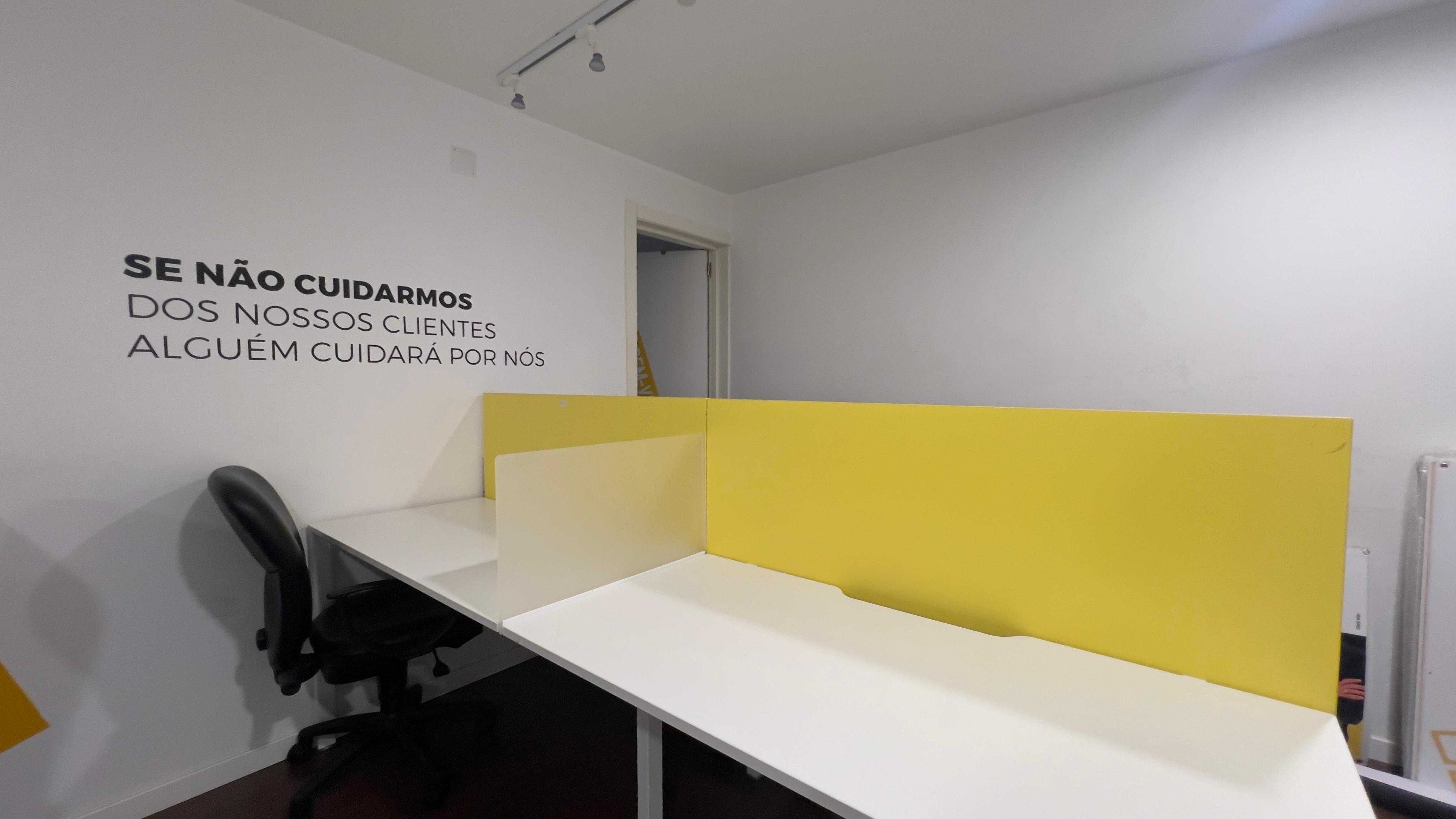 Secretária com Divisórias Escritório
