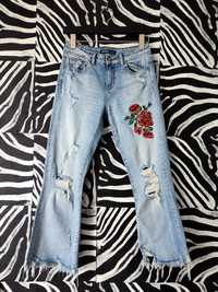Damskie jeansy Zara mom fit boyfriend haftowane z dziurami M/38