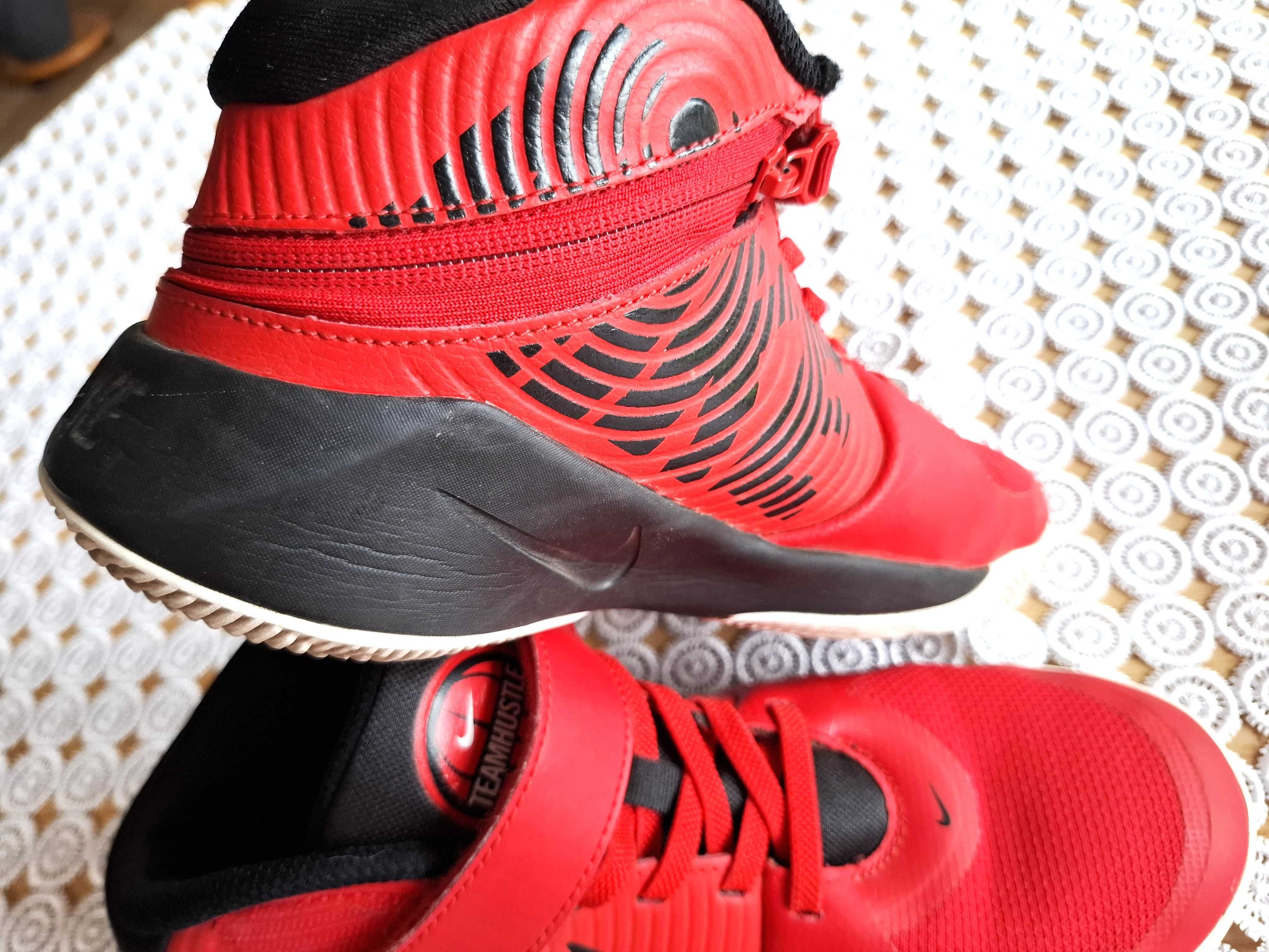 NIKE TEAMHUSTLE niewiele używane, sportowe buty r.38.5