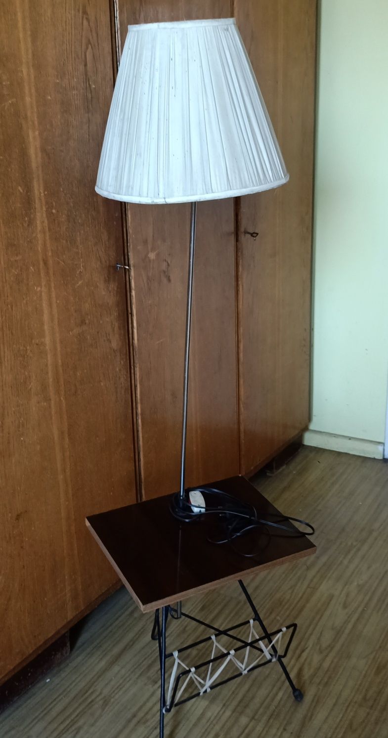 Lampa stojąca z gazetnikiem z PRL