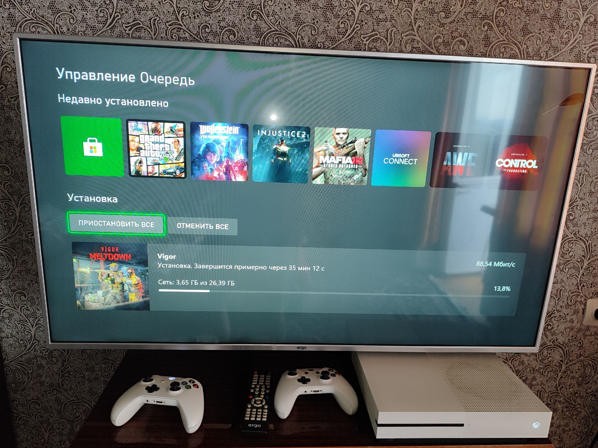 Xbox one s. Два геймпада+ аккаунт с подпиской. Состояние идеал