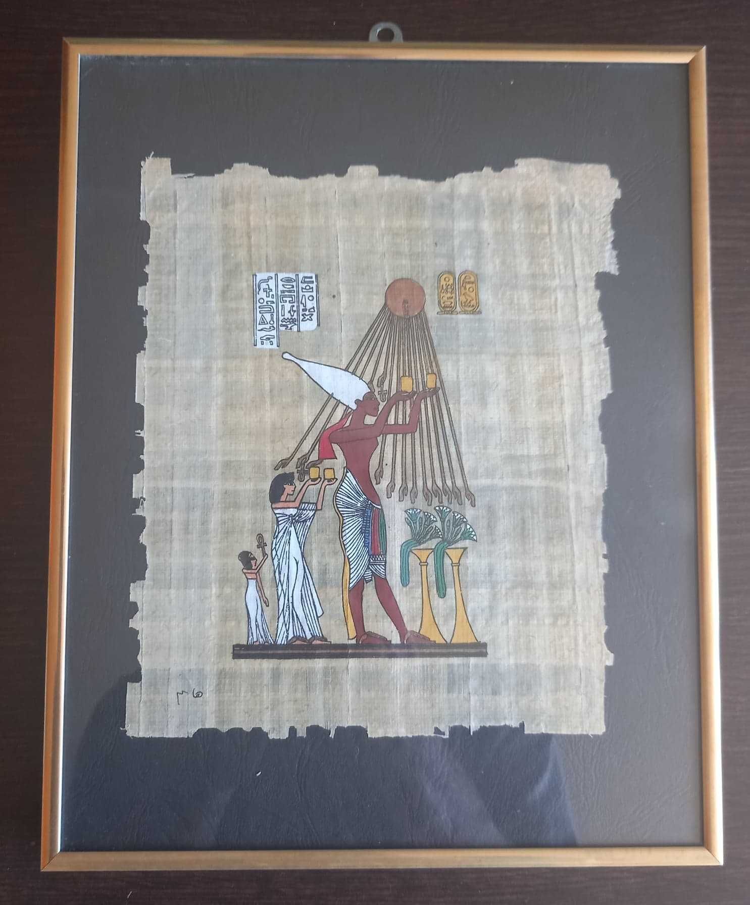 Papirusy z Egiptu w złotej ramie