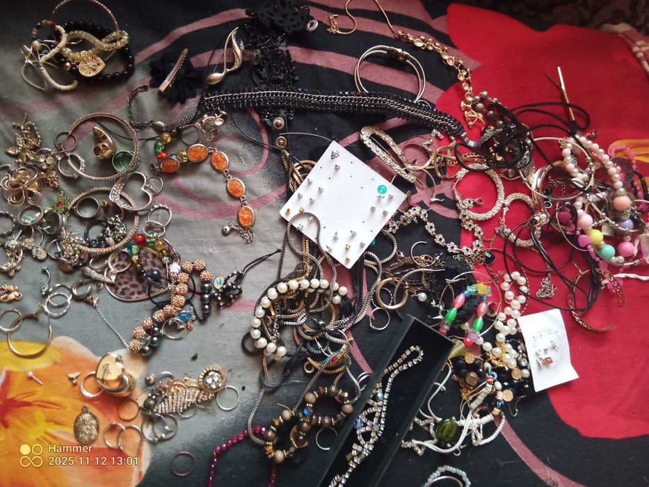 Sztuczna biżuteria mix około 1.5 kg